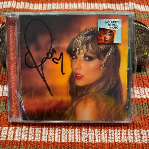Taylor Swift The Life Of A Showgirl Signed Insert and CD Photo 1 TLOAS - Picture 3 of 3